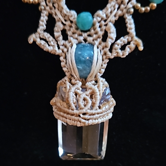 Elegant Crystal Pendant Necklace - Picture 4 of 7